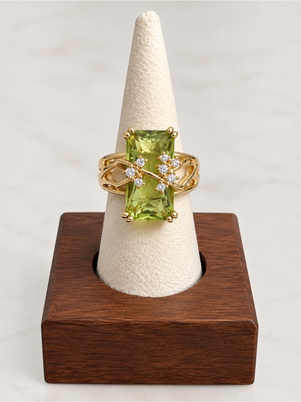 Gold tone cocktail ring sz 7